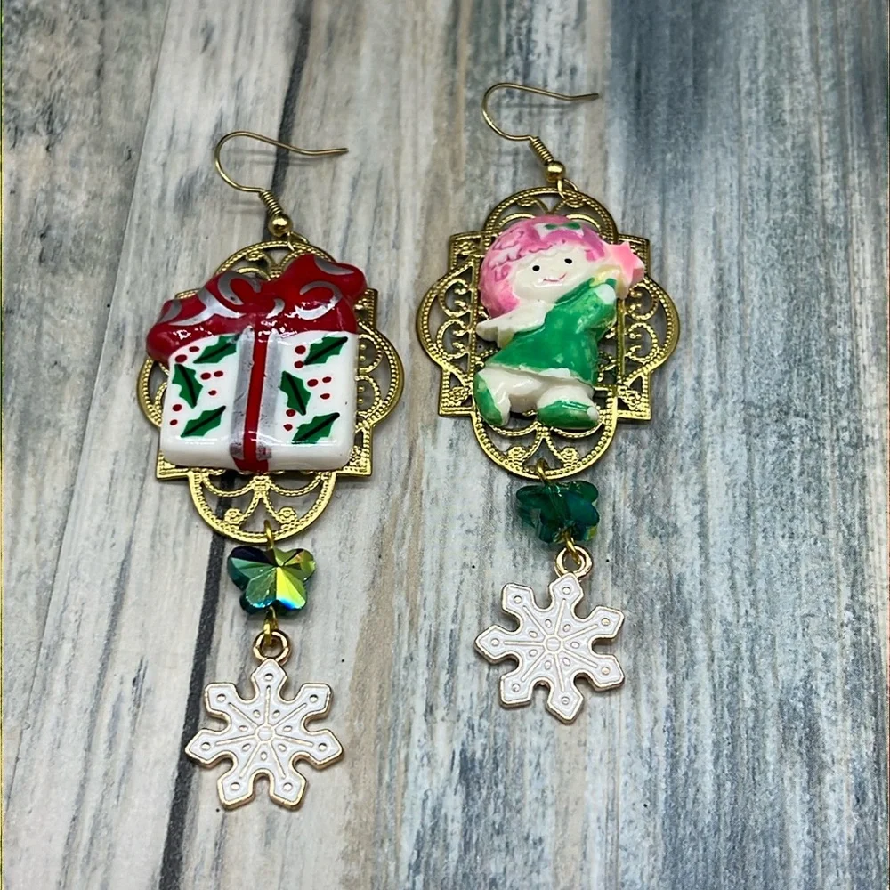 ⭐️Adorned Crown Jewelry asymmetrical angel present Christmas earrings - Picture 4 of 7